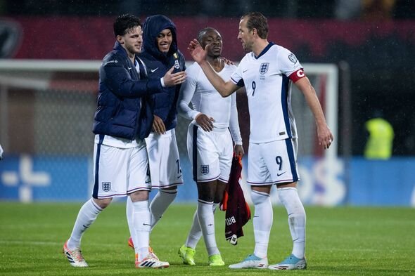 RIGA, LETONIA - 14 DE OCTUBRE: Declan Rice, Morgan Rogers, Eberechi Eze, Harry Kane de Inglaterra durante el clasificatorio para la Copa Mundial de la FIFA 2026