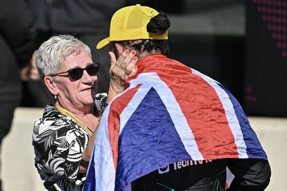 Lewis Hamilton y su madre Carmen.